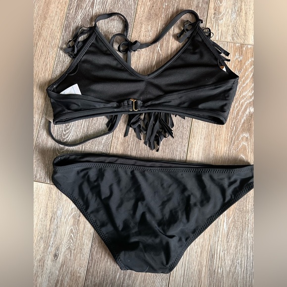 ⛱️ Top melon black fringe bikini set. Never worn - Picture 7 of 8